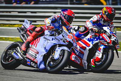 Raul Fernandez (re.) gegen Marc Marquez