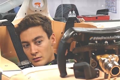 George Russell bei der Sitzprobe