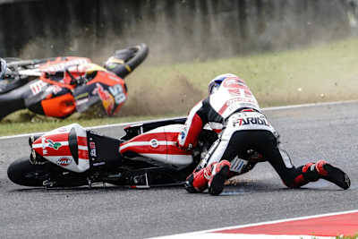 Immer sehr gefährlich: Gestürzte Fahrer auf der Rennstrecke