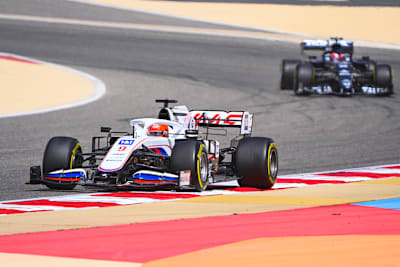 Nikita Mazepin (Haas) vor Yuki Tsunoda (AlphaTauri)