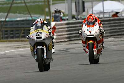 Tom Lüthi (vo.) besiegte in Sepang Stefan Bradl
