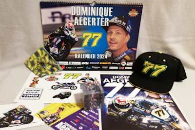 Der glückliche Gewinner bekommt dieses Fanpaket von Domi Aegerter