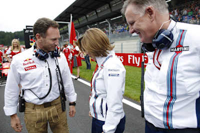 Die Williams-Truppe bestaunt die eleganten Hosen von Christian Horner
