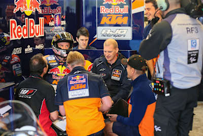 Teamchef Aki Ajo (Mitte) in der Box mit Jack Miller