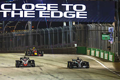 Romain Grosjean (links) gegen Lewis Hamilton und Max Verstappen