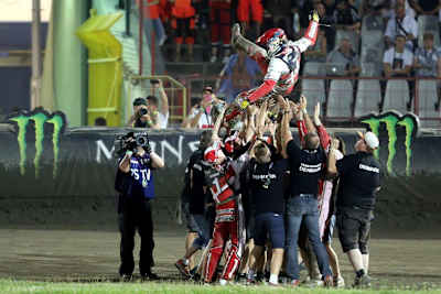 Die Dänen feiern Matchwinner Niels-Kristian Iversen