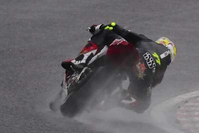 Dominique Aegerter musste in Suzuka auf nasser Bahn testen