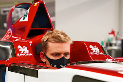Mick Schumacher bei der Sitzprobe im Alfa Romeo