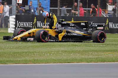 Enttäuschung : Jolyon Palmer musste seinen Renner noch vor dem Start zu seinem Heim-GP abstellen