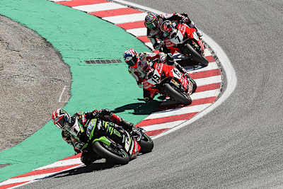 Zu Beginn des Rennens: Rea vor Bautista und Davies