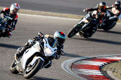 2025 besteht nur an vier Tagen die Möglichkeit, im Rahmen von geführten Trainings mit dem Motorrad die Nordschleife zu befahren
