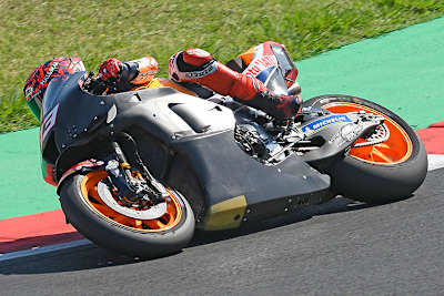 Marc Márquez mit dem 2023-Prototyp mit Kalex-Schwinge