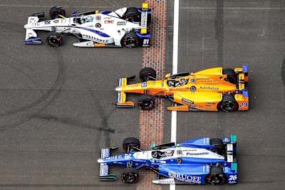 Fernando Alonso (Mitte) beim Indy 500 im Jahre 2017