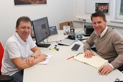Mike Leitner bei einer Besprechung mit Pit Beirer, Head of Motorsport bei KTM