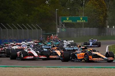 McLaren führt das Mittelfeld an