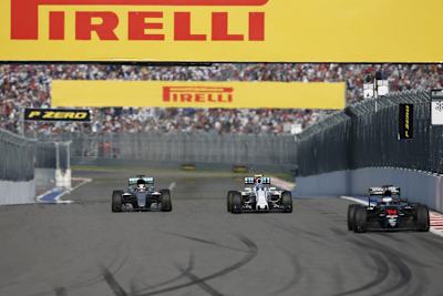 Lewis Hamilton (links) greift Valtteri Bottas an, vorne rechts Fernando Alonso