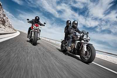 Triumph Rocket 3R (links) und Rocket 3GT: mehr als 40 kg wurden eingespart, um Trockengewichte von 291 und 294 kg zu erreichen