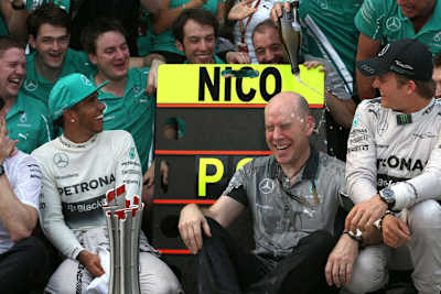 Jock Clear erhält zwischen seinen Stars Hamilton und Rosberg eine Dusche