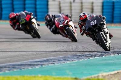 Zwei Ducati V4S jagen die MotoGP-Ducati