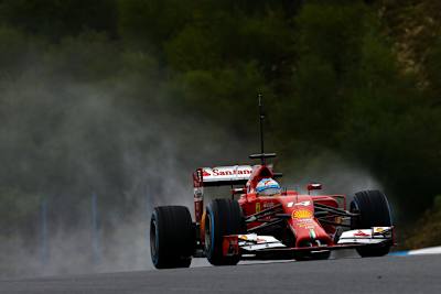 Fernando Alonso auf nasser Bahn