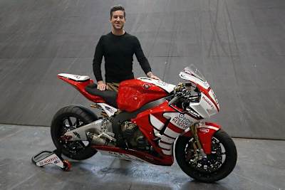 Simon Andrews präsentiert seine RAF Reserves Honda