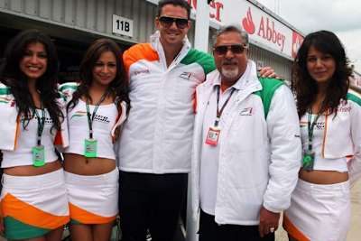 Vijay Mallya (Zweiter von rechts) schätzt den Glamour der Formel 1