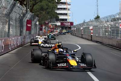 Typisches Bild in Monaco: Die Rennwagen wir Perlen auf einer Schnur