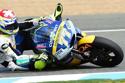 Dominique Aegerter ging im ersten Moto2-Training zu Boden