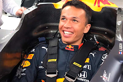 Alex Albon bei der Sitzprobe