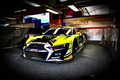 Der Audi R8 LMS GT3 evo II von Valentino Rossi in der WRT-Box
