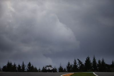 Lewis Hamilton unter dem düsteren Himmel über den Ardennen