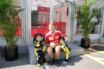 Sebastian Vettel im Suzuka-Fahrerlager mit zwei jungen Fans