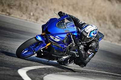 Da kommt keine R1 angeflogen, sondern das 2019er Modell der Yamaha YZF-R3