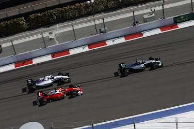 So nahe kam Ferrari-Fahrer Kimi Räikkönen Leader Nico Rosberg nur kurz nach dem Start