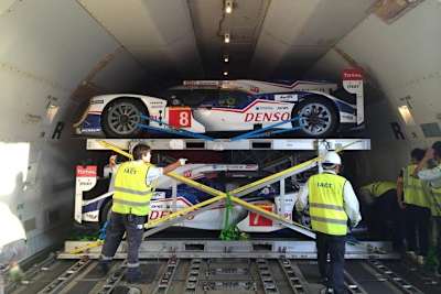 Die beiden Toyota TS040 auf dem Weg nach Japan