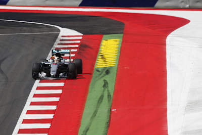 Lewis Hamilton wundert sich über die Randsteine