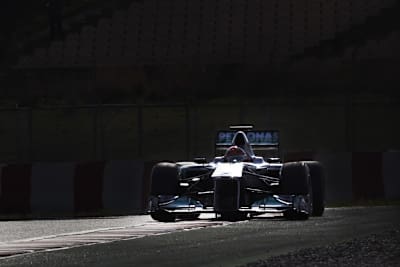 Der Mercedes-Silberpfeil kommt auf Tempo