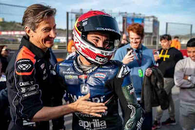 Aprilia-Rennchef Massimo Rivola mir Raúl Fernández (Platz 5) am Sonntag