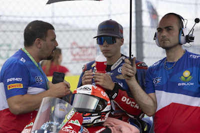 Max Kofler mit Teamchef Davide Giugliano (li.)