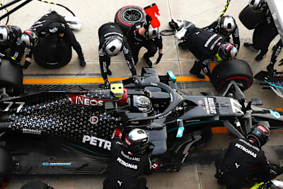 Ein Mercedes-Mechaniker hat die Endplatte des Ferrari entfernt