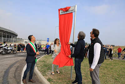 Paolo Simoncelli enthüllt das Schild der «Via Marco Simoncelli»