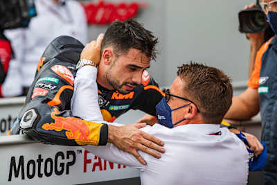 Pit Beirer gratuliert Miguel Oliveira zum dritten Podestplatz der laufenden MotoGP-Saison
