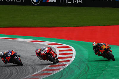 MotoGP-Finale: Oliveira (li.) gewinnt vor Miller (Mitte), Espargaró auf dem Grün, aber wegen Umwegs nicht bestraft