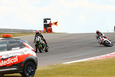 Der Moment in dem Tom Sykes auf der Ölspur seines BMW-Kollegen Peter Hickman ausrutschte