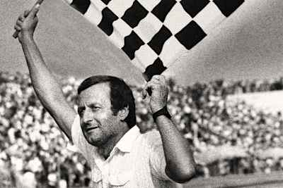 So wird man ihn in Erinnerung behalten - Gernot Leistner in frühen Jahren in typischer Rennleiter-Pose