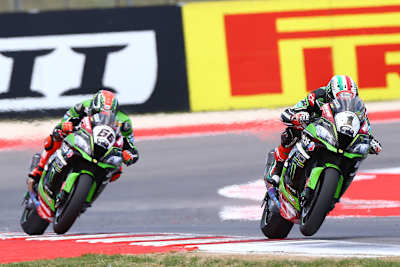 So sah es 21 Runden lang aus: Jonathan Rea vor Tom Sykes