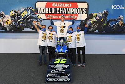 Sylvain Guintoli (links) feiert mit Davide Brivio, Joan Mir, Ken Kawauchi und Alex Rins