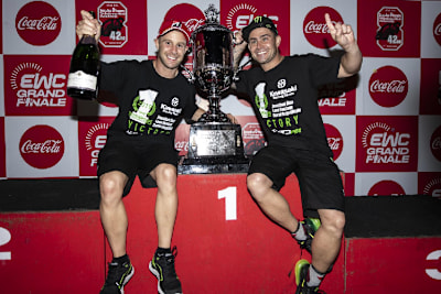 Jonathan Rea und Leon Haslam posieren mit dem Siegerpokal - wo ist Toprak Razgatlioglu?