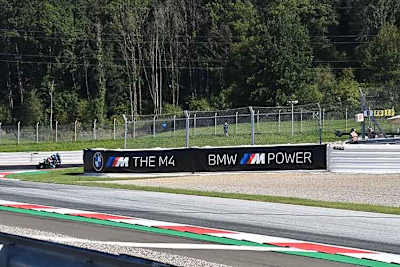 Heute im FP1: Rechts mit der BMW-Werbung ist die neue Abgrenzung Richtung Turn 3 klar zu sehen