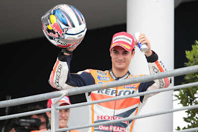 Dani Pedrosa: «Aber als wir Bradl eingeholt haben, habe ich nicht die richtige Entscheidung getroffen, dadurch ist mir Marc um eine halbe Sekunde entwischt»